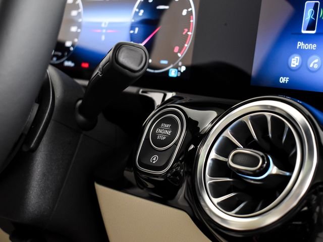 New 2026 Polar White Mercedes-Benz GLA 250 image 32
