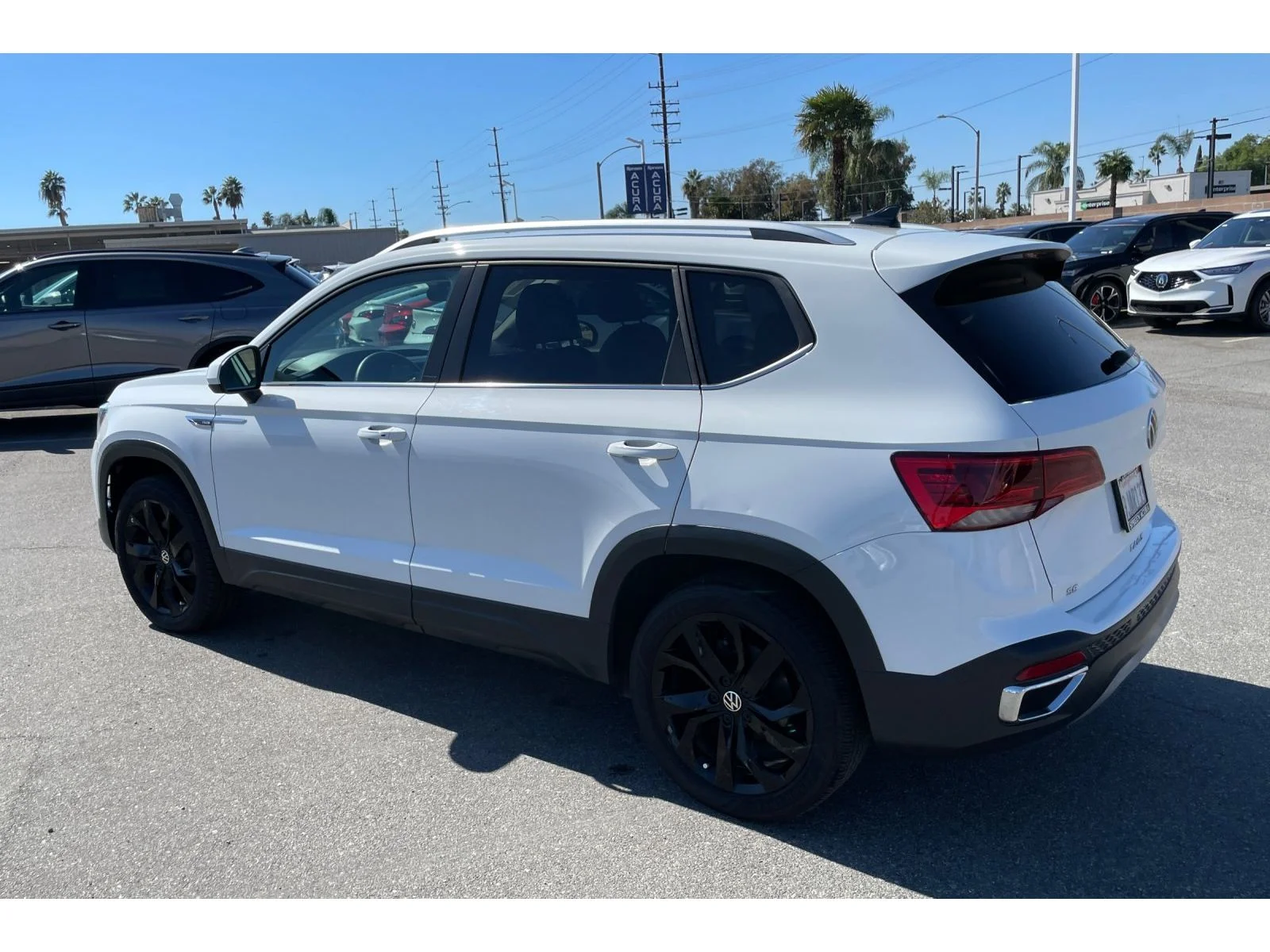 Used 2023 Pure White Volkswagen SE image 3