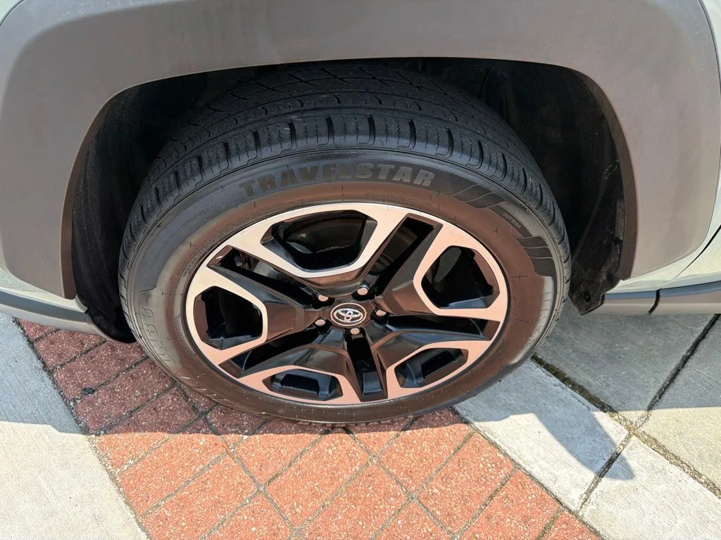 Used 2020  Toyota Adventure image 10