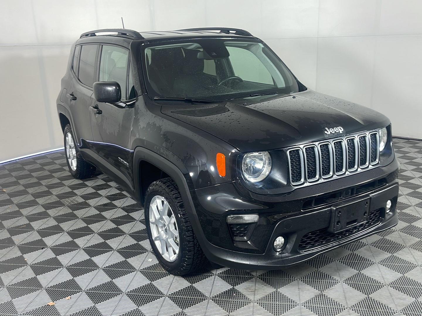 Used 2023 Black Clearcoat Jeep Latitude image 5