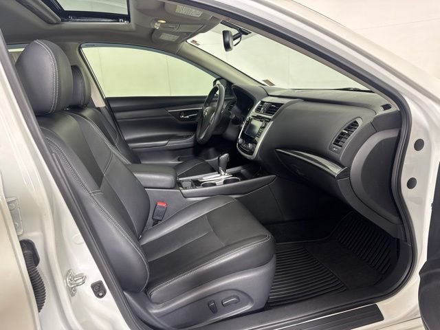 Used 2018 White Nissan 2.5 SL image 4