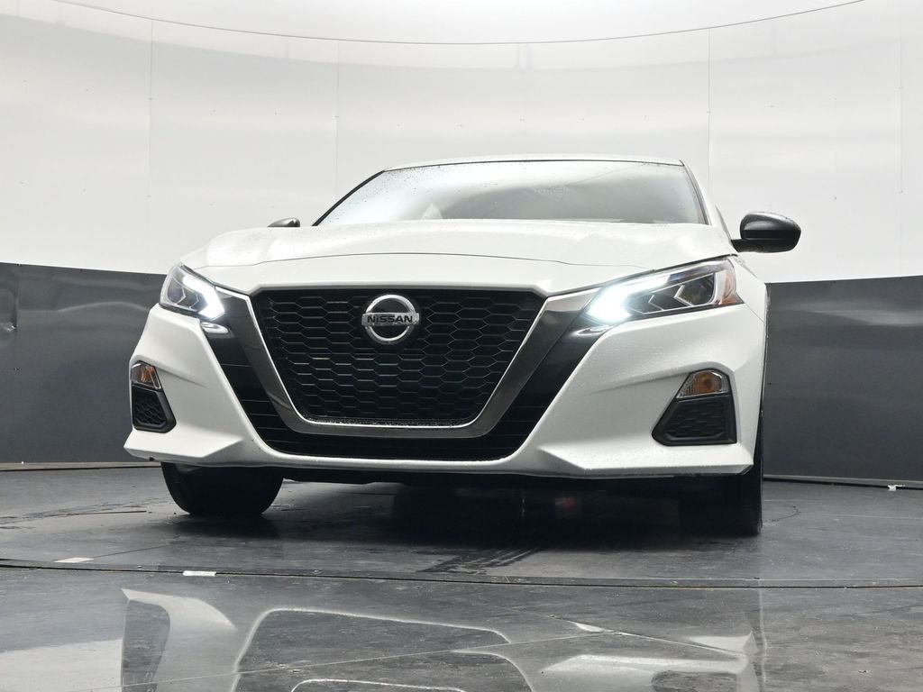 Used 2022 White Nissan 2.5 SR image 42