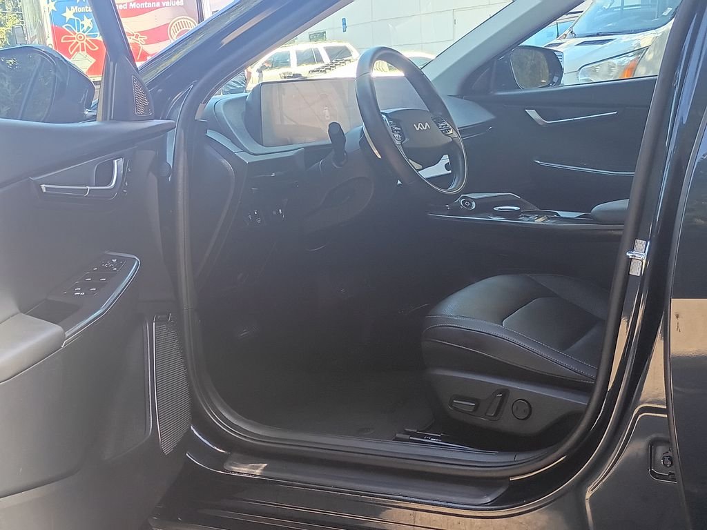 Used 2023 Gravity Blue Kia Wind image 15