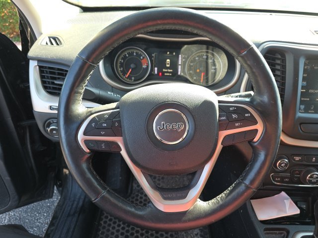 Used 2016 Recon Green Clearcoat Jeep Latitude image 7