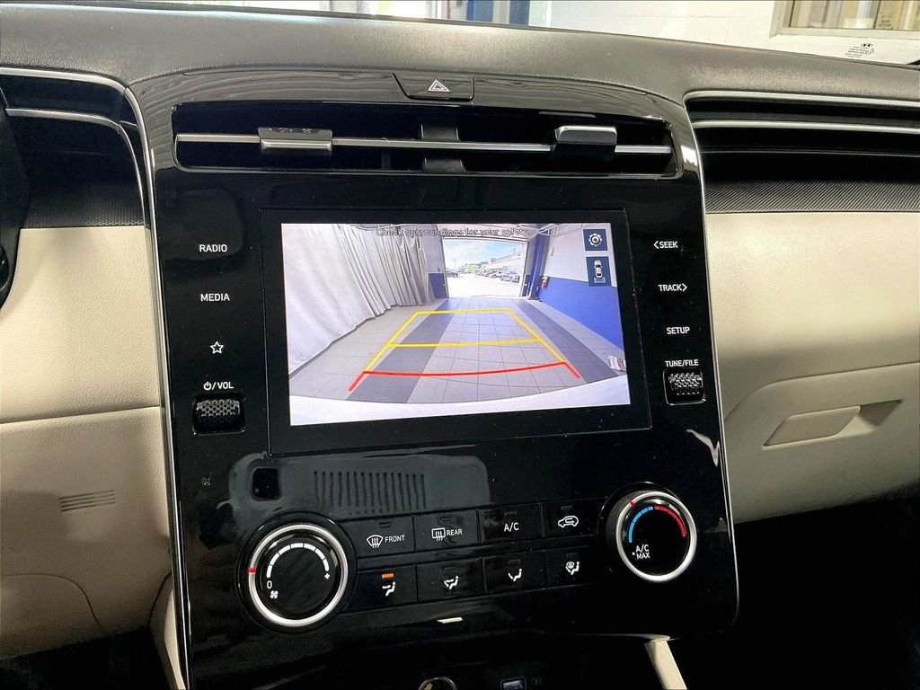 Used 2023 White Hyundai SE image 19