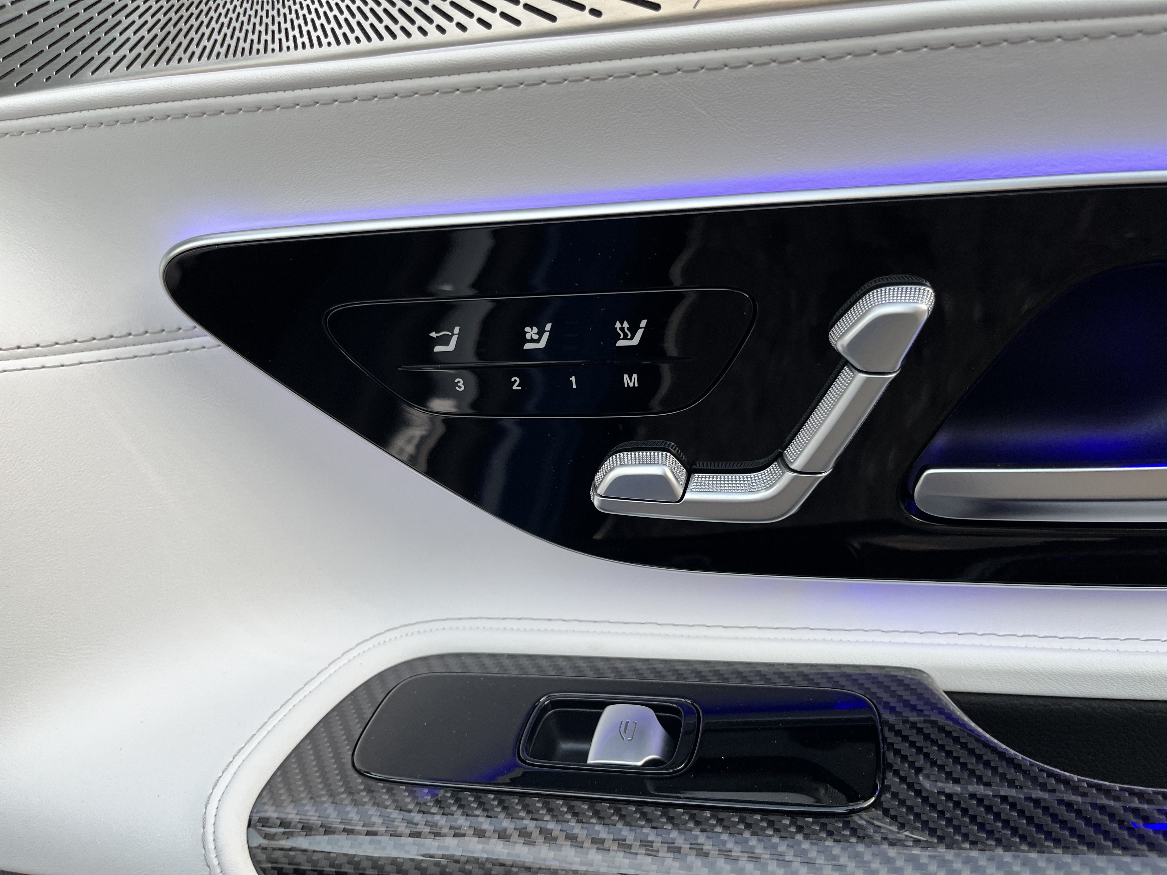 New 2026 MANUFAKTUR Starling Blue Magno Mercedes-Benz AMG® SL 43 image 23