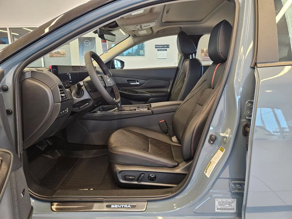 New 2026 Atlantic Gray Metallic / Super Black Two-tone Nissan SR image 14