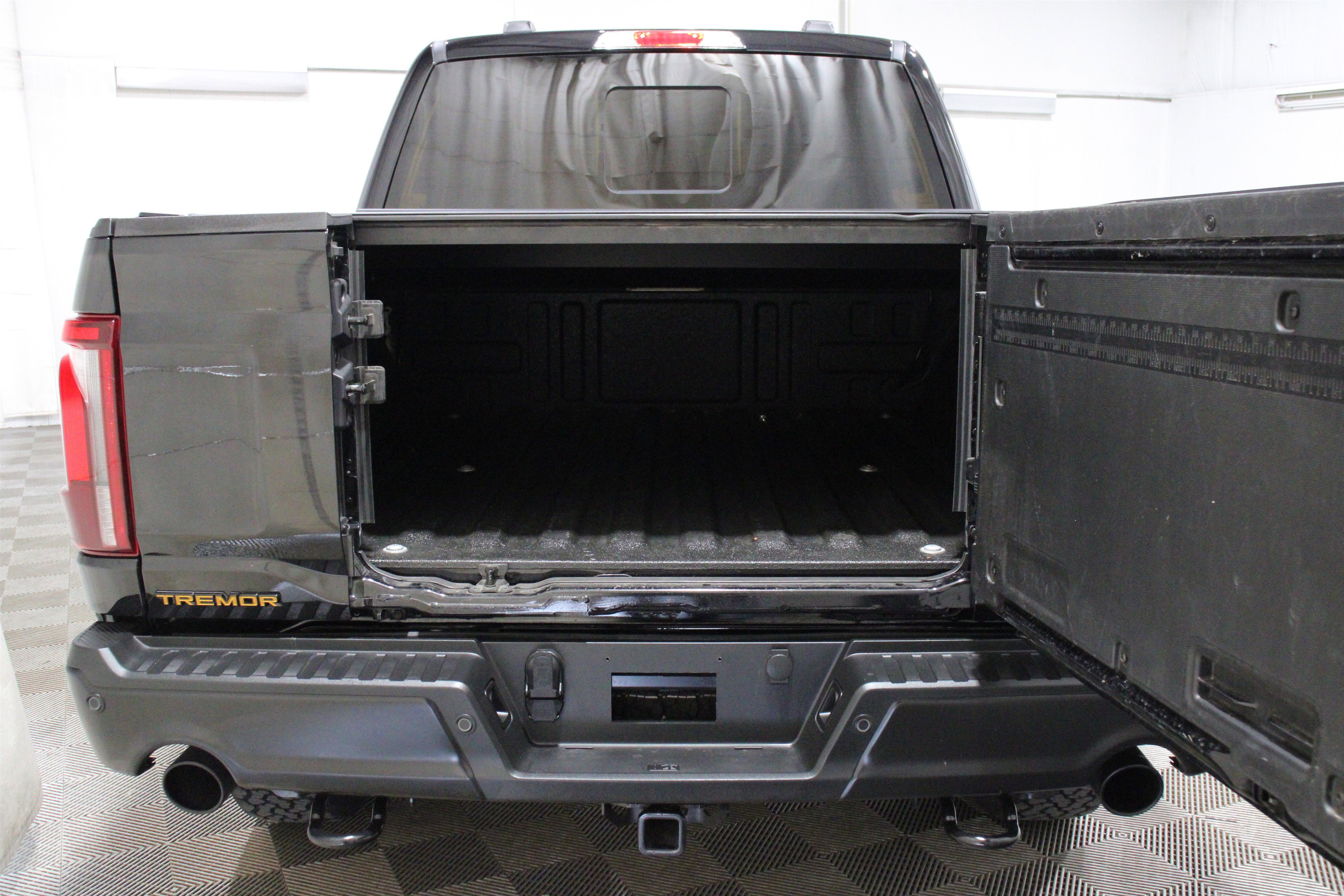 Used 2025 Agate Black Metallic Ford Tremor image 27