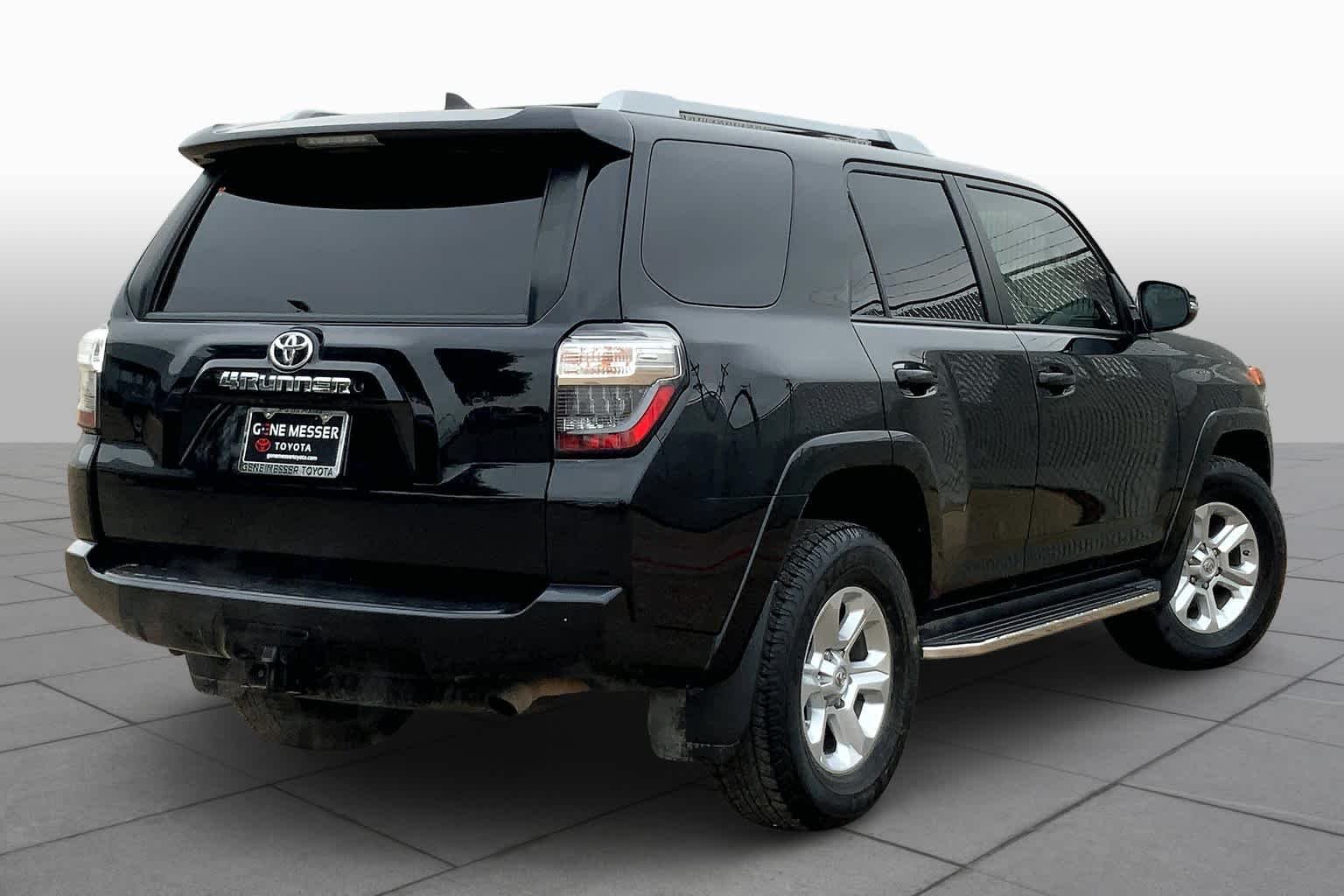 Used 2018 Midnight Black Metallic Toyota SR5 Premium image 11
