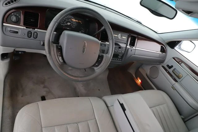 Used 2005 White Lincoln Signature image 17