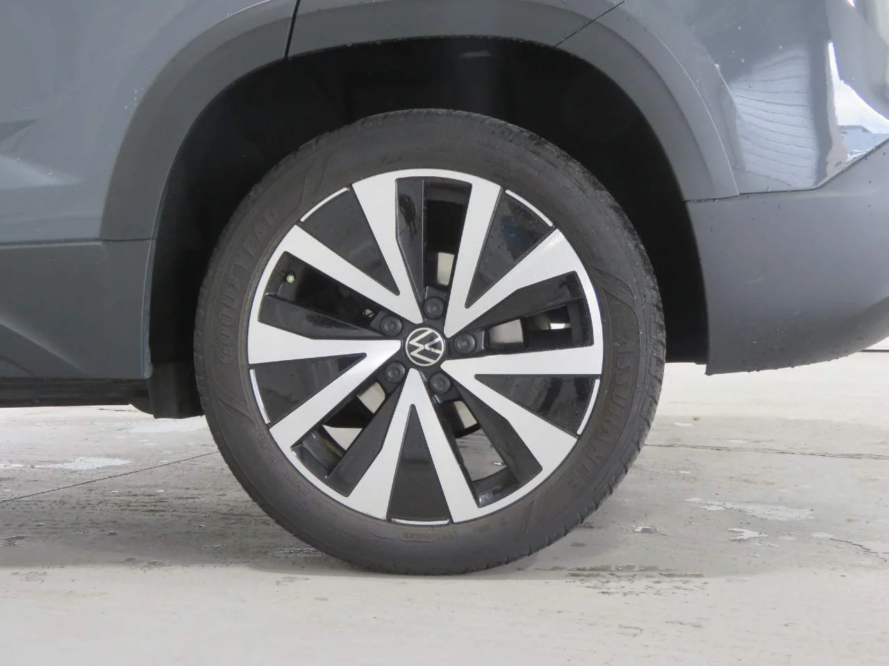 Used 2023 Pure Gray Volkswagen SE image 9