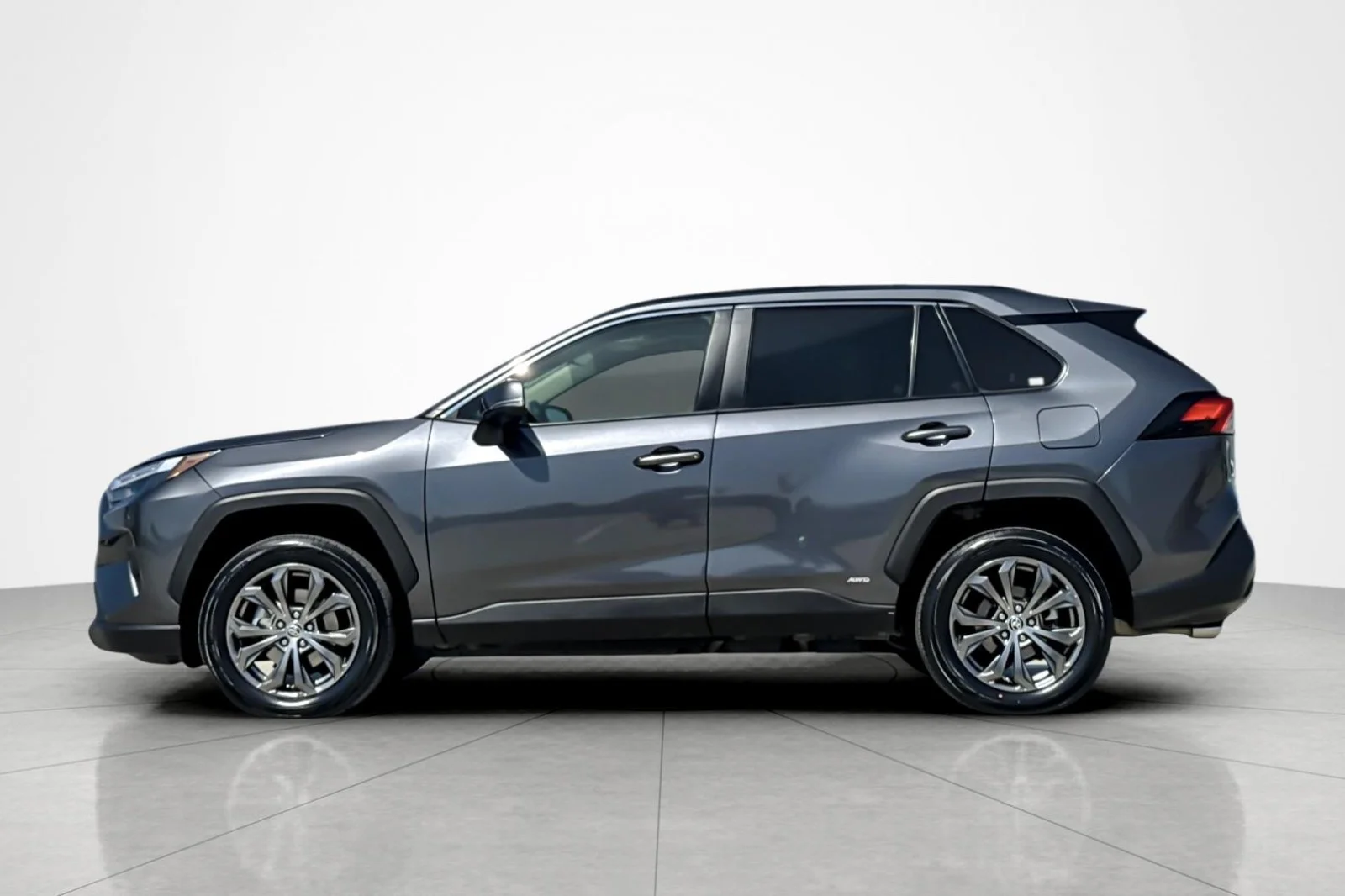 Used 2022 GRAY METALLIC Toyota Hybrid XLE Premium image 2