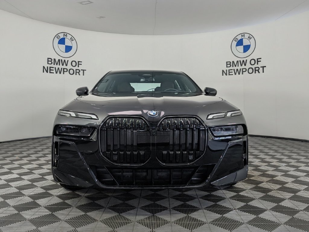 Used 2026 Black BMW xDrive60 image 4