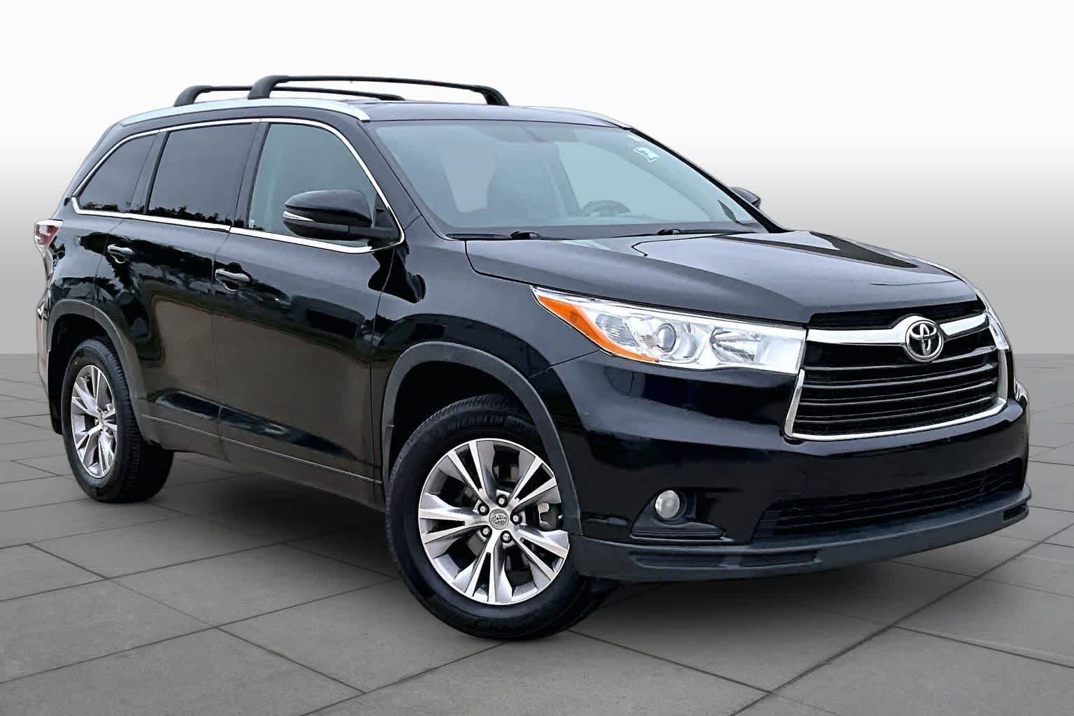 Used 2015 Attitude Black Metallic Toyota XLE image 3