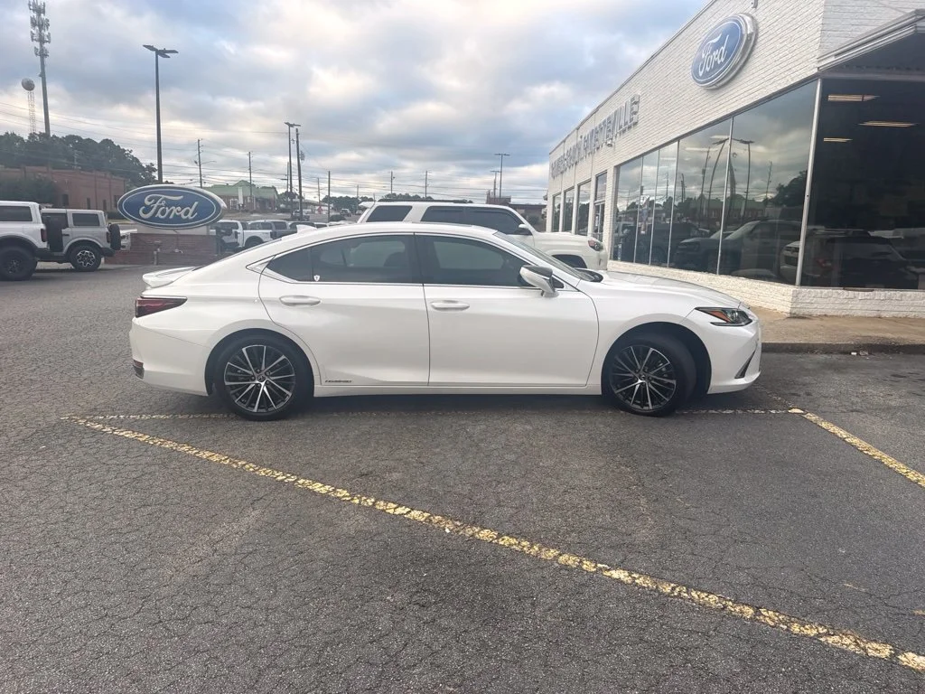 Used 2022 White Lexus 300h image 3