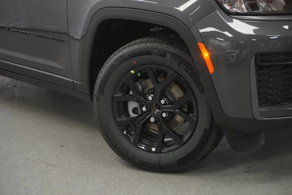 New 2026 Baltic Gray Metallic Clear-Coat Exterior Paint Jeep Altitude image 4