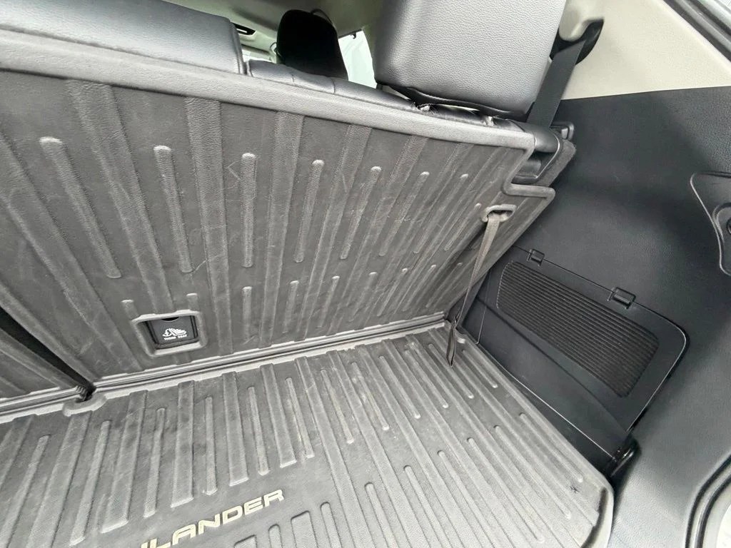 Used 2021 Silver Toyota XLE image 48