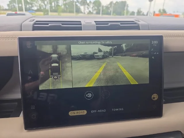 Used 2022 White Land Rover SE image 21