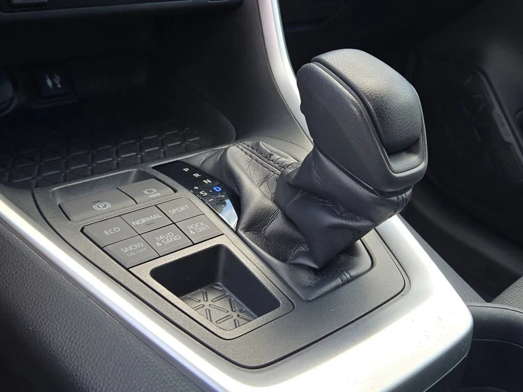 Used 2019 White Toyota XLE image 27