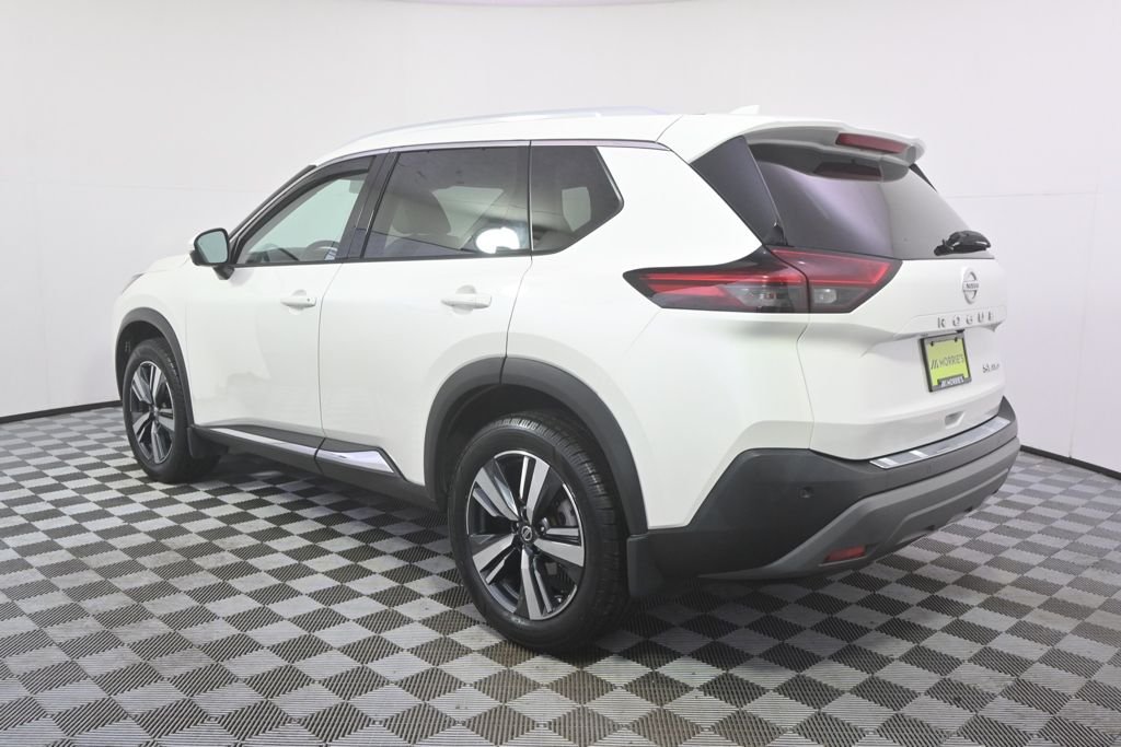 Used 2021 Pearl White Nissan SL image 3