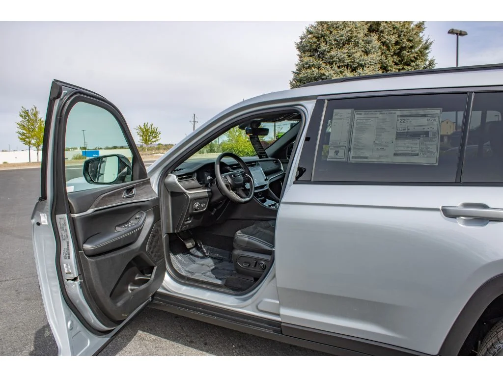 New 2026 SILVER ZYNITH Jeep Laredo Altitude image 30