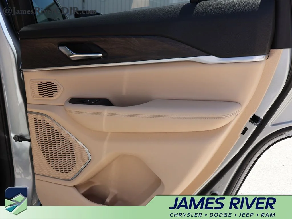 Used 2022 Silver Jeep 4xe image 11