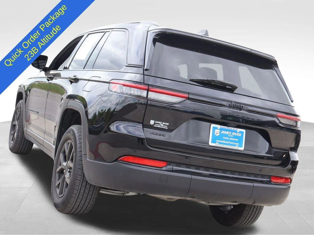 Used 2025 Black Jeep Altitude image 3