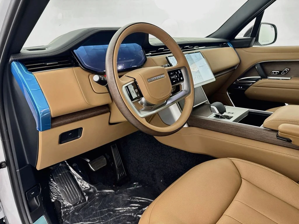 New 2026 Ostuni Pearl White Land Rover SE image 9