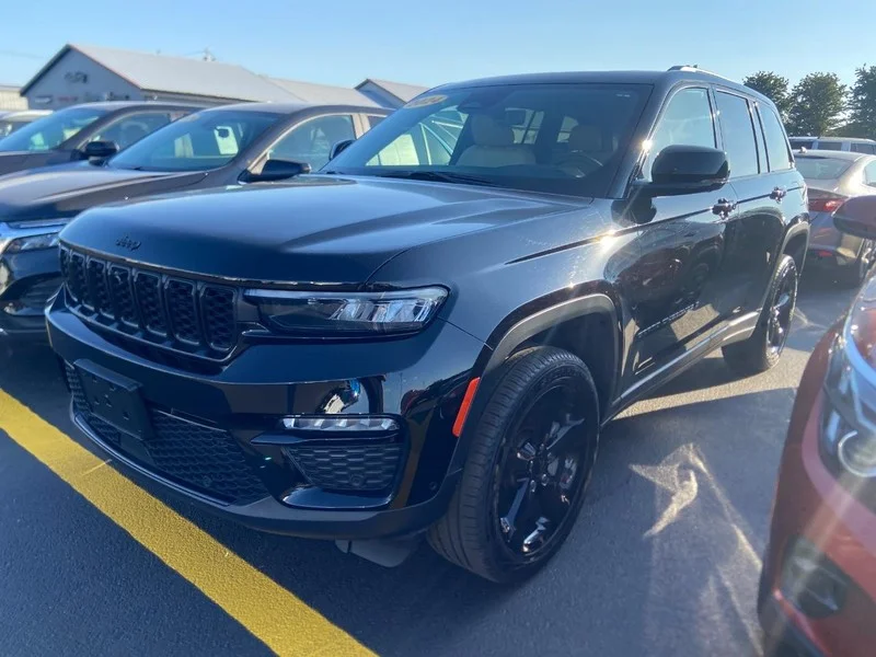 Used 2024 Diamond Black Crystal Pearlcoat Jeep Limited image 3