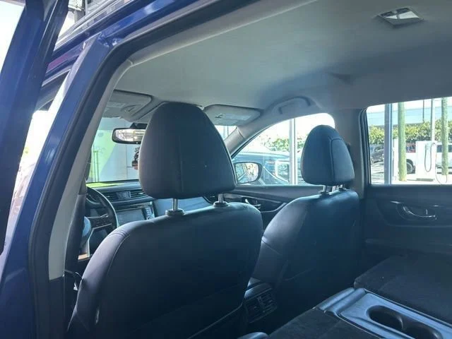 Used 2017 Caspian Blue Nissan SL image 6