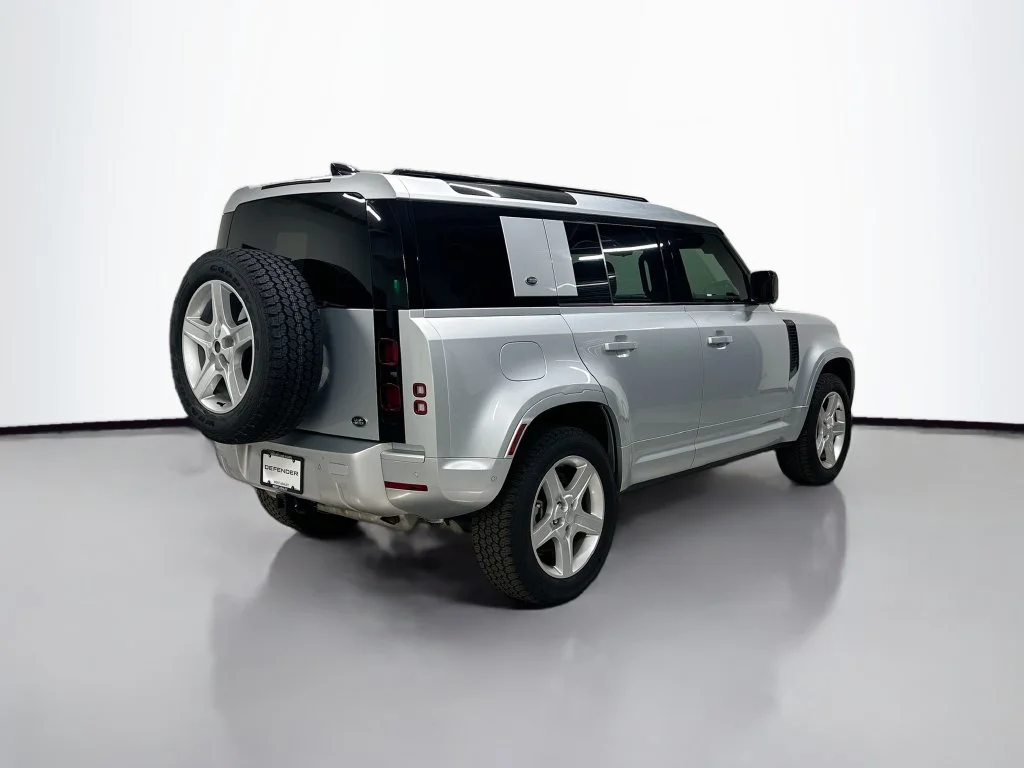 Used 2022  Land Rover XS Edition image 9