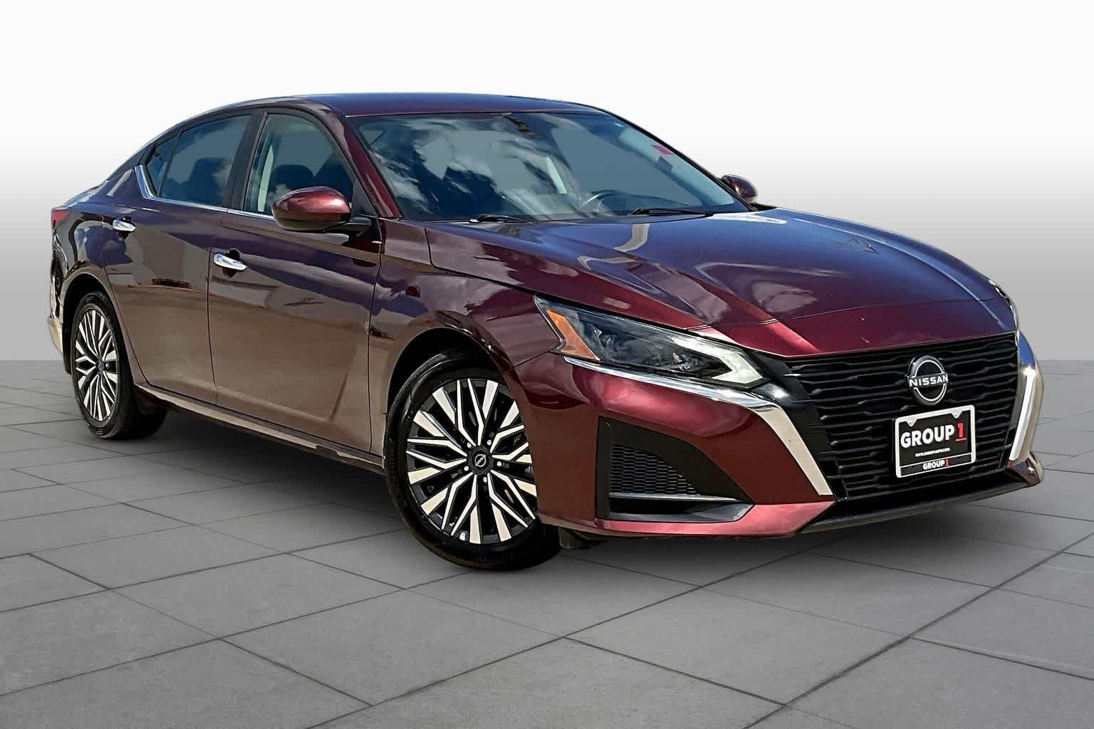Used 2024 Garnet Pearl Metallic Nissan 2.5 SV image 3