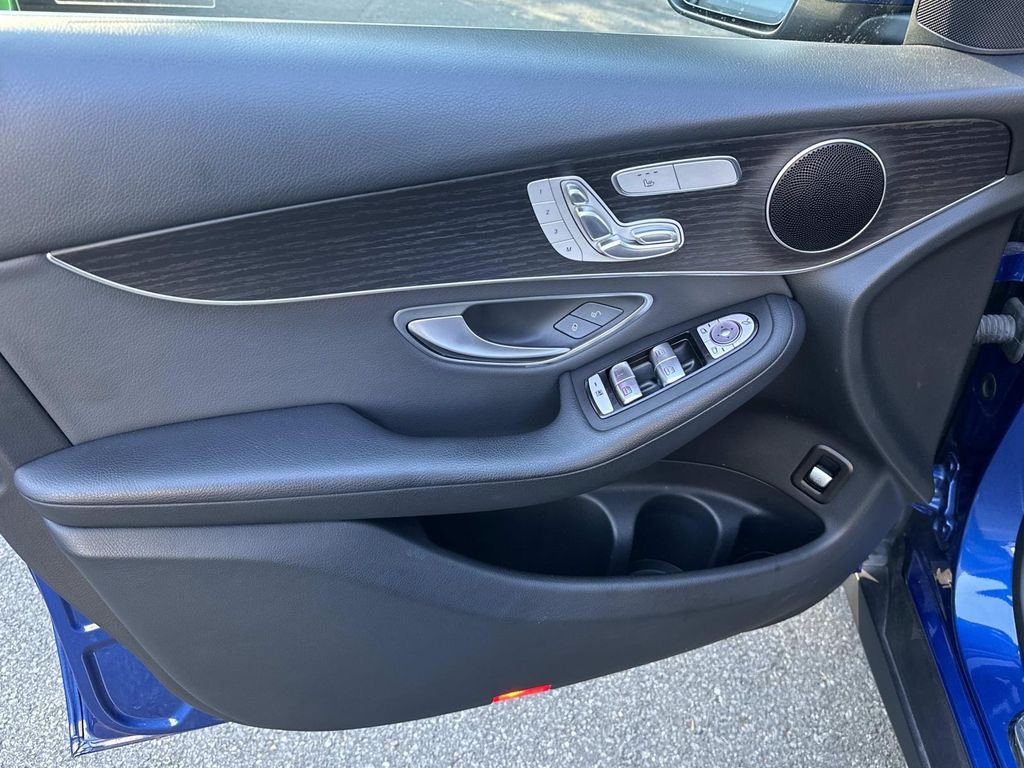 Used 2022 Blue Metallic Mercedes-Benz GLC 300 image 18