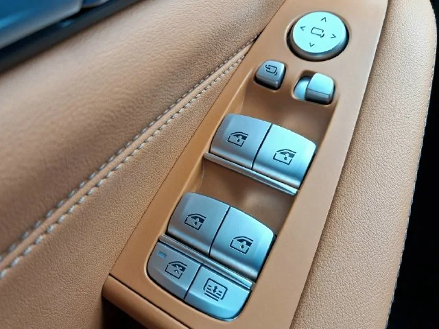 Used 2025 Gray BMW xDrive40i image 9