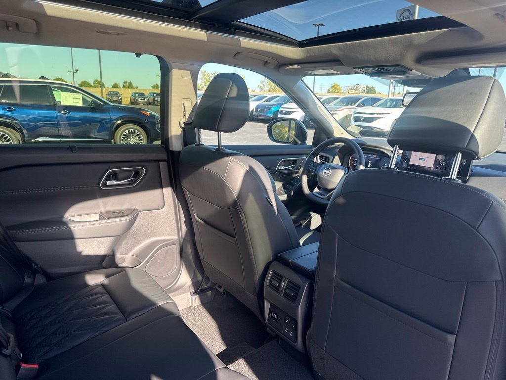 New 2026 Champagne Silver Metallic / Super Black Two-tone Nissan Platinum image 18