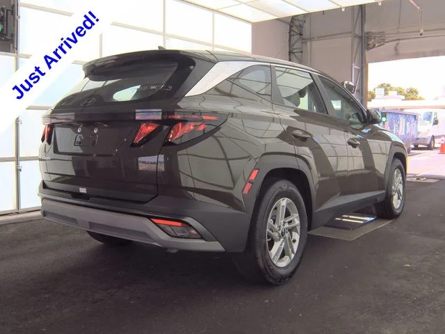 Used 2025 Green Hyundai SE image 3