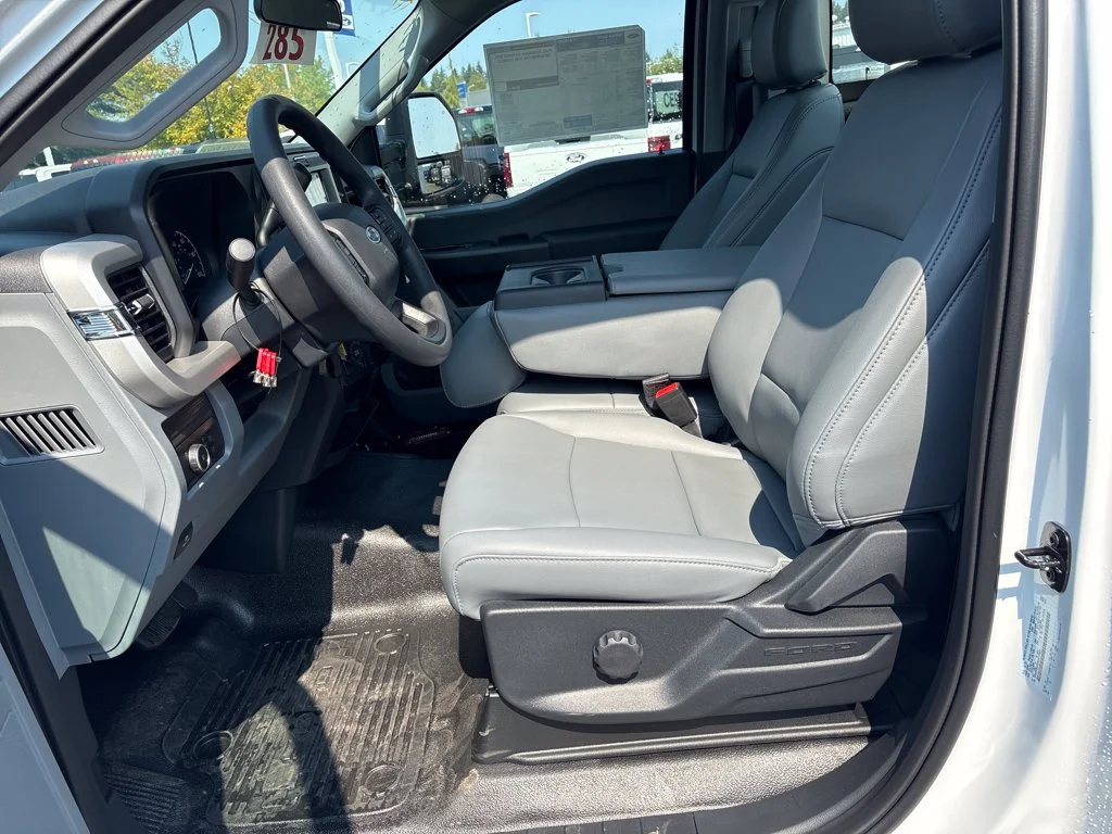 2025 Ford F-550 Super Duty Chassis Cab XL - Photo 24