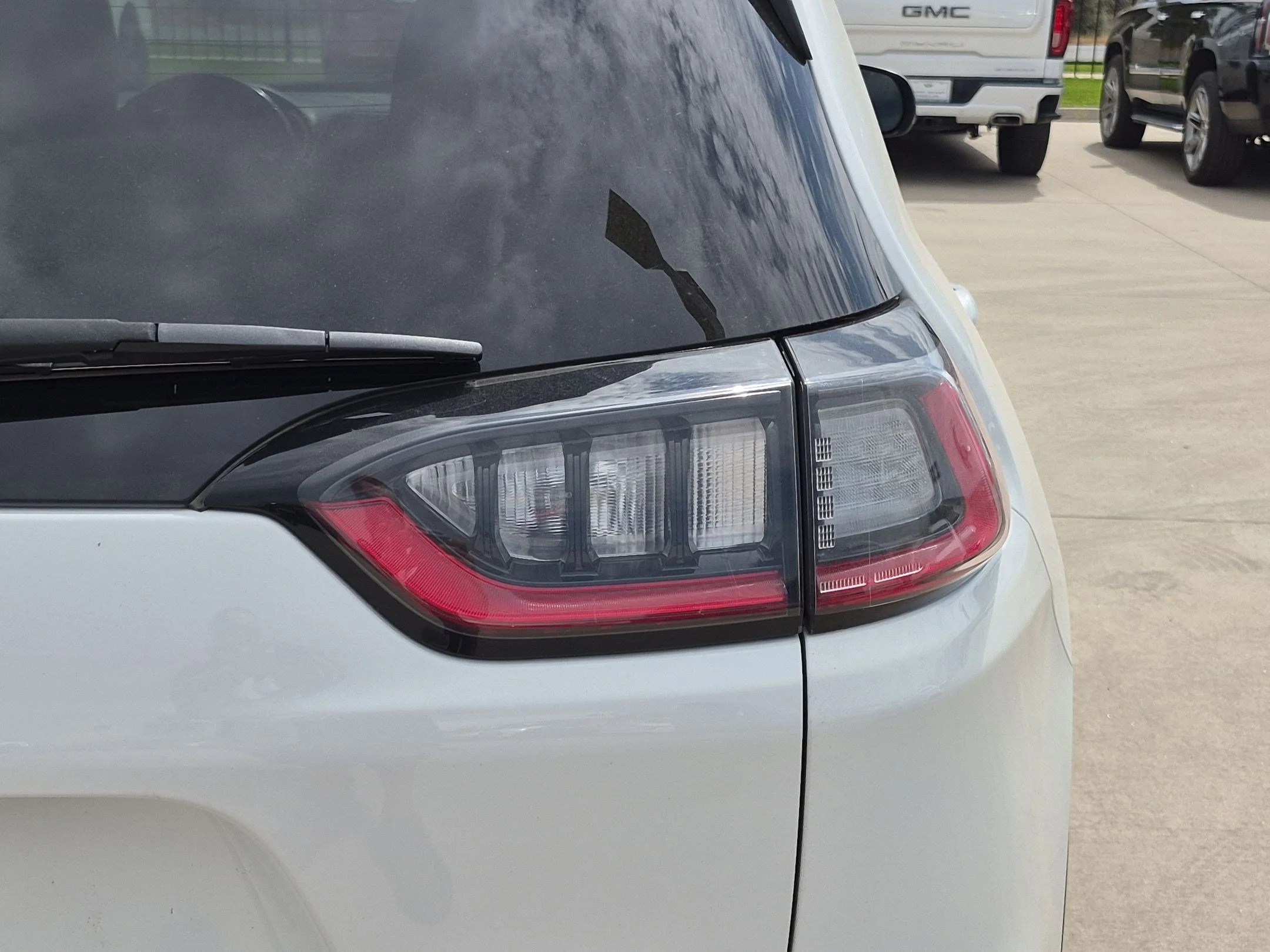 Used 2019 Bright White Clearcoat Jeep Latitude Plus image 11