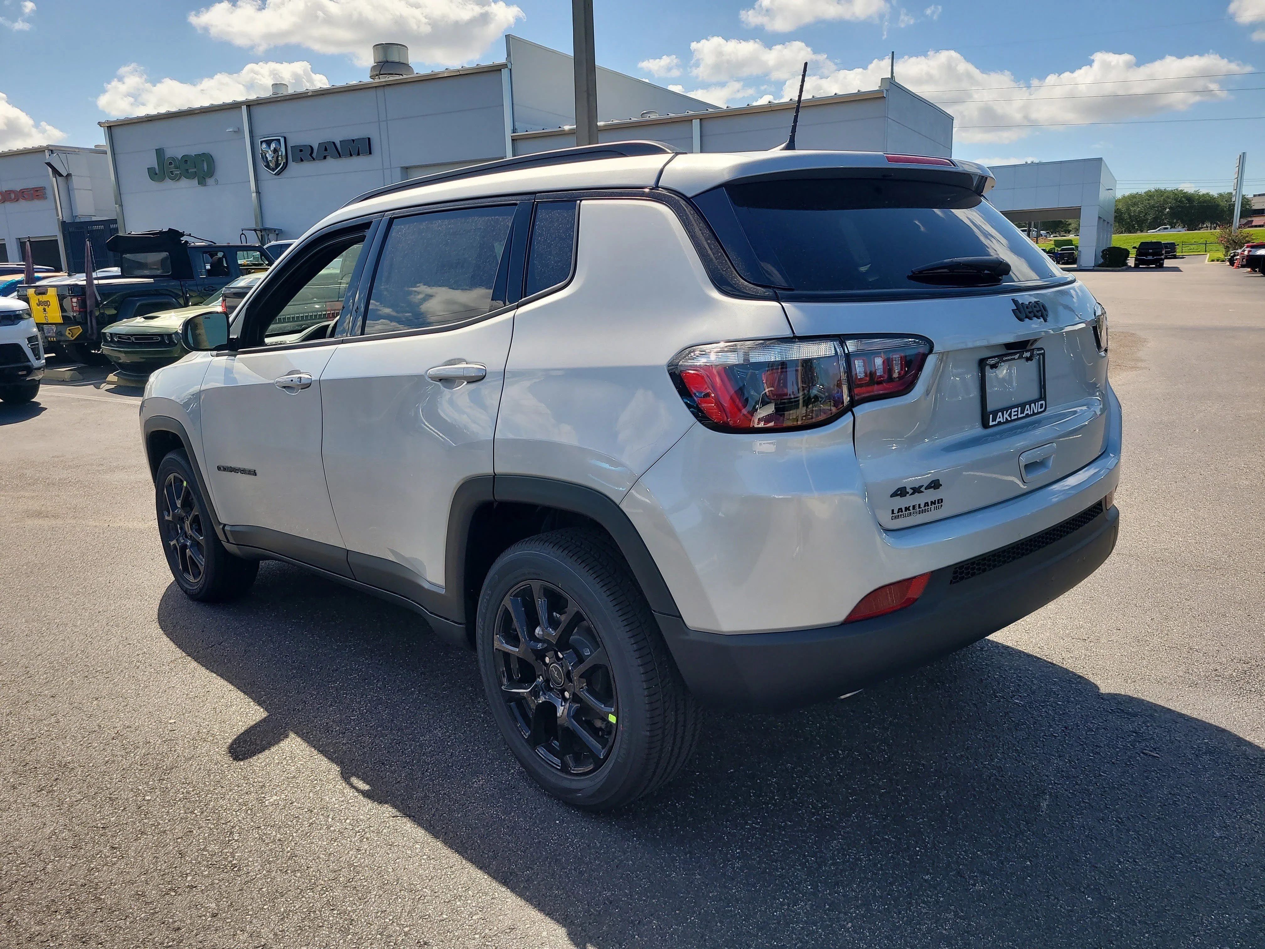 New 2026 Silver Zynith Metallic Clearcoat Jeep Latitude image 8