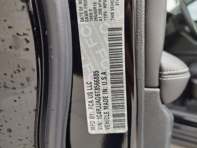New 2026 Diamond Black Crystal Pearlcoat Jeep Laredo image 36