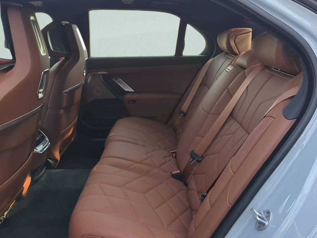 2025 BMW 7 Series 760i - Photo 13