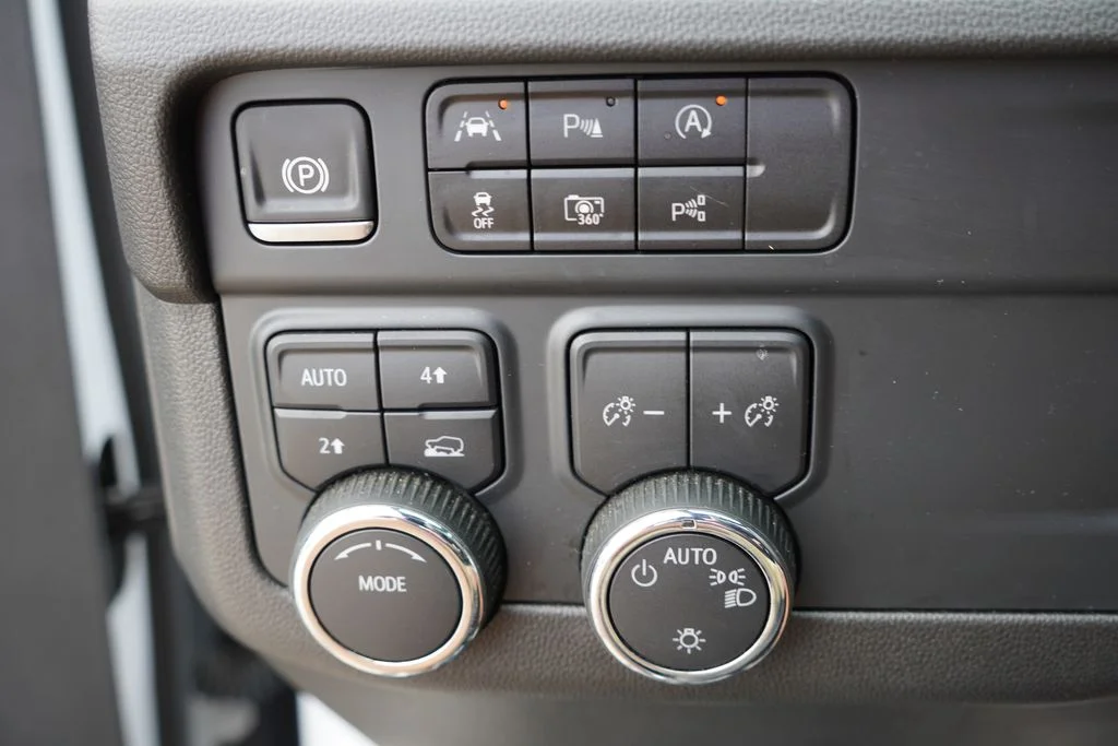 Used 2025 Summit White Chevrolet LT image 28