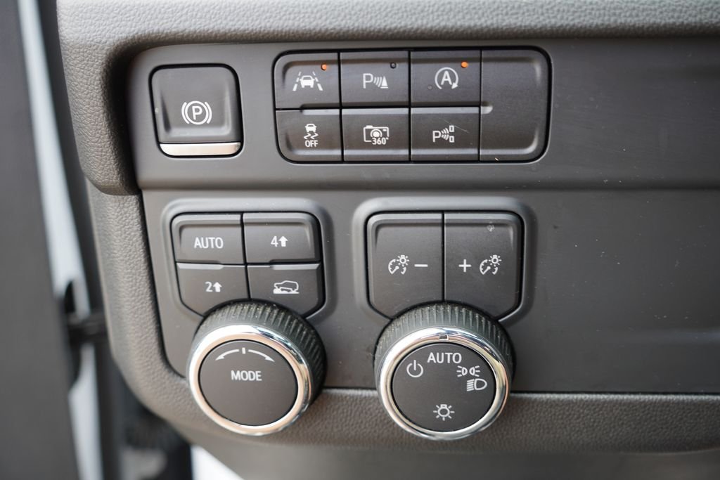 Used 2025 Summit White Chevrolet LT image 28