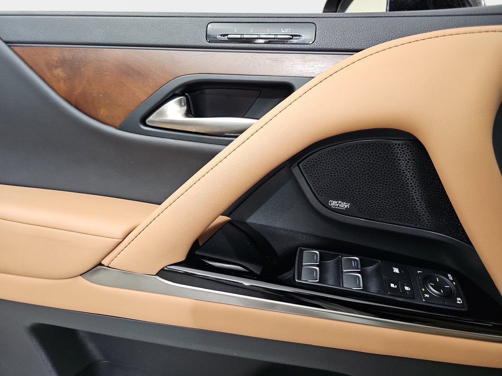 Used 2022 White Lexus 600 Premium image 30