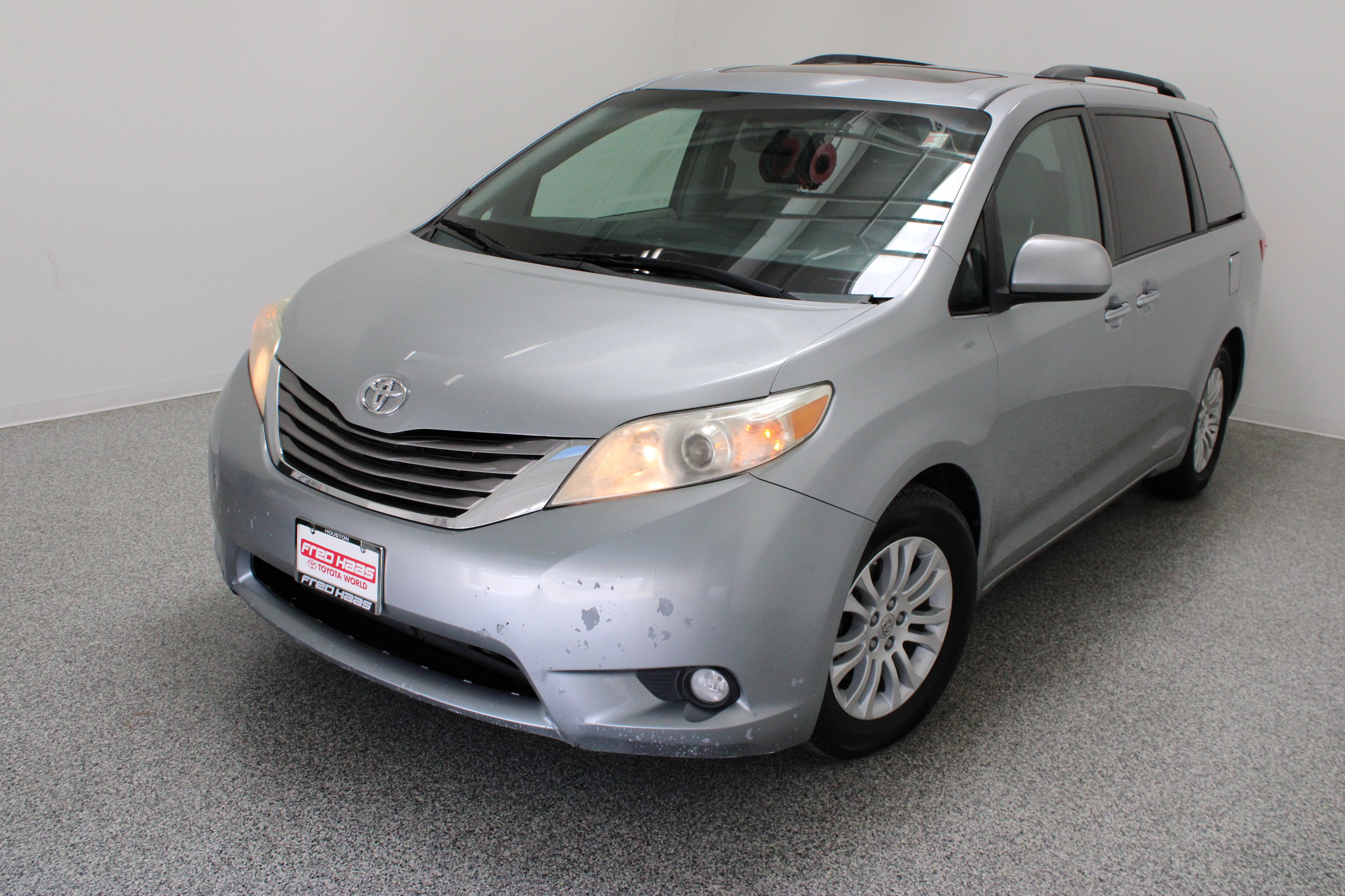 Used 2015 Silver Sky Metallic Toyota XLE Premium 3.5L image 2