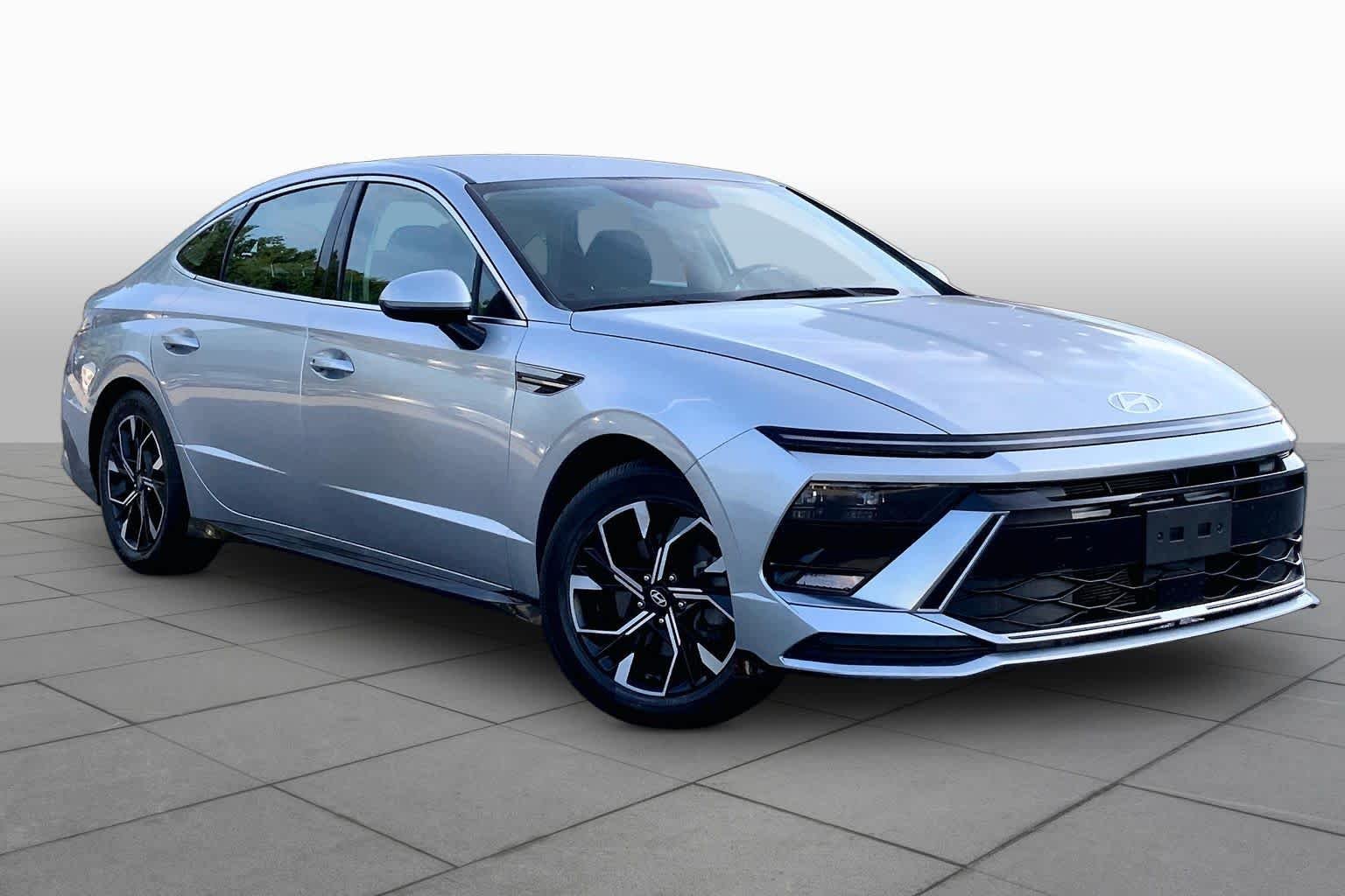 Used 2024 Aero Silver Hyundai SEL image 3