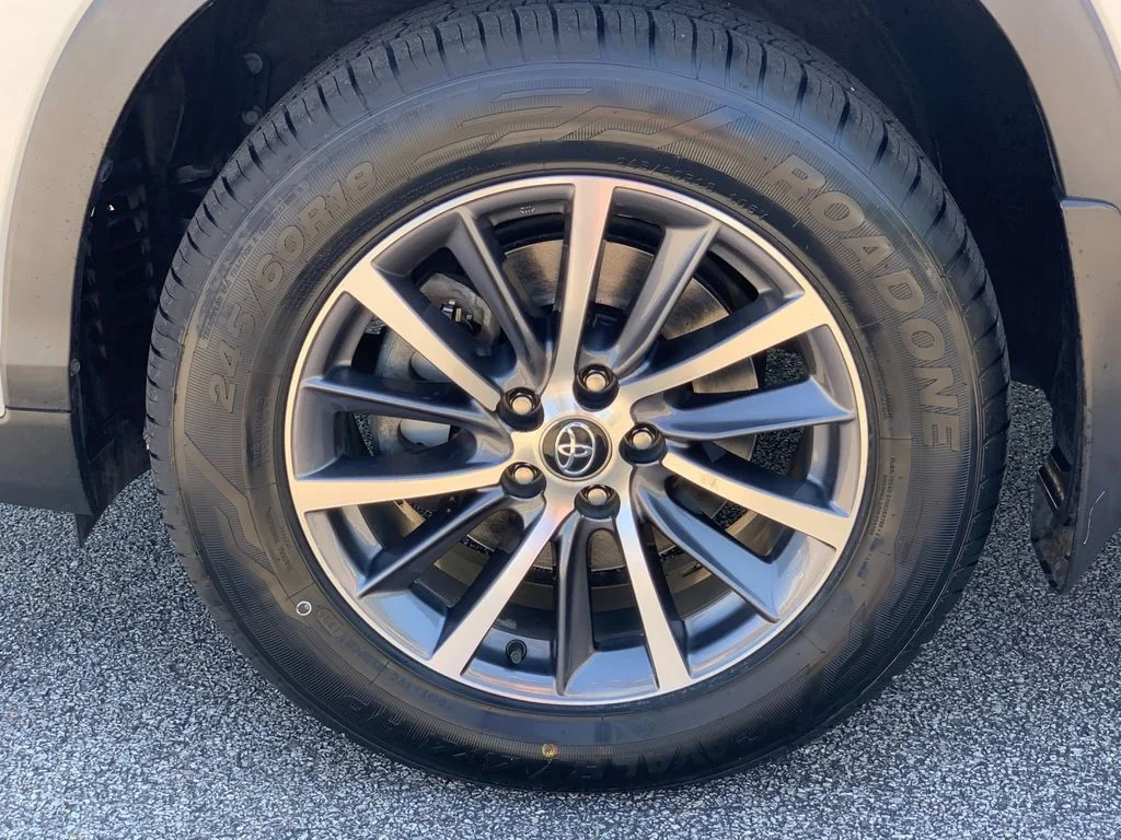 Used 2019 White Toyota XLE image 32
