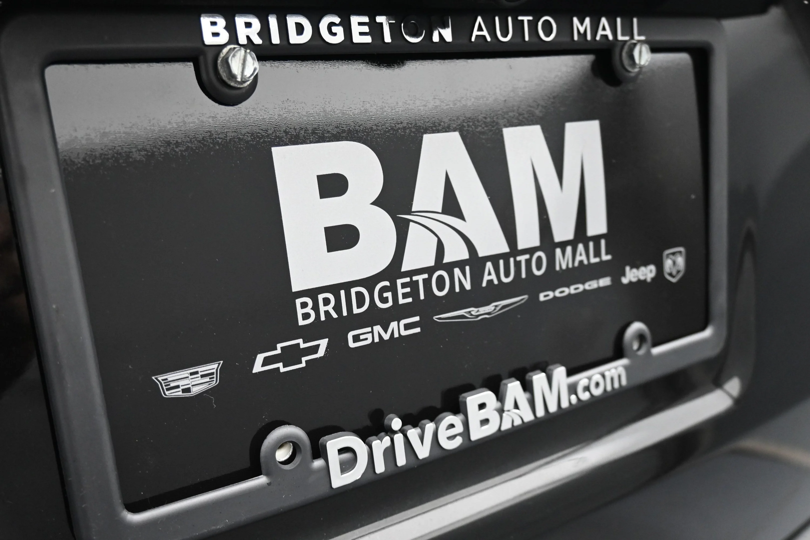 Used 2020 Ebony Twilight Metallic GMC SLE image 30