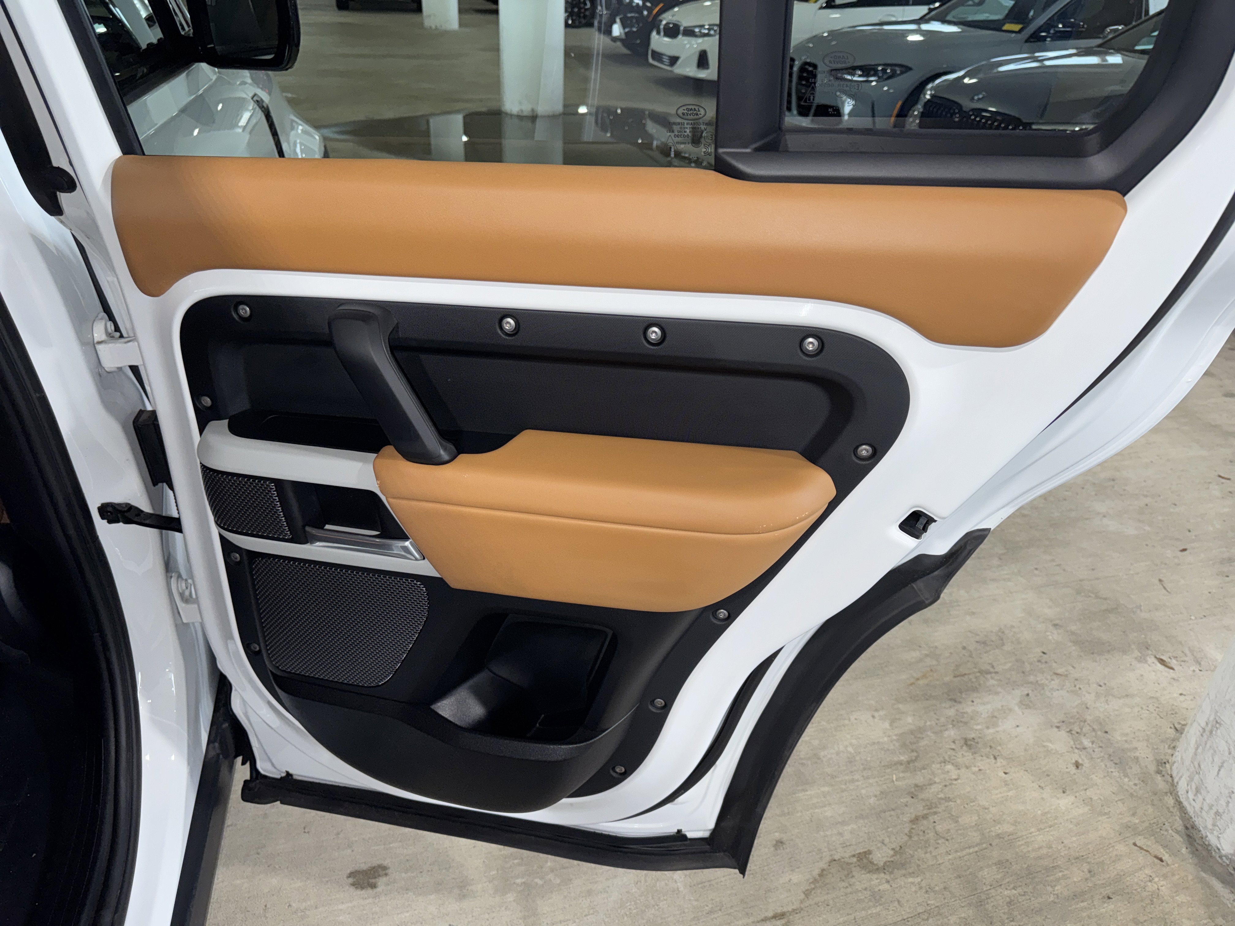 Used 2024 Fuji White Land Rover SE image 11