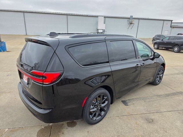 New 2026 Diamond Black Crystal Pearl-Coat Exterior Paint Chrysler Select image 7